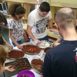 Et pendant ce temps là, les ados financent et travaillent sur leur projet.
