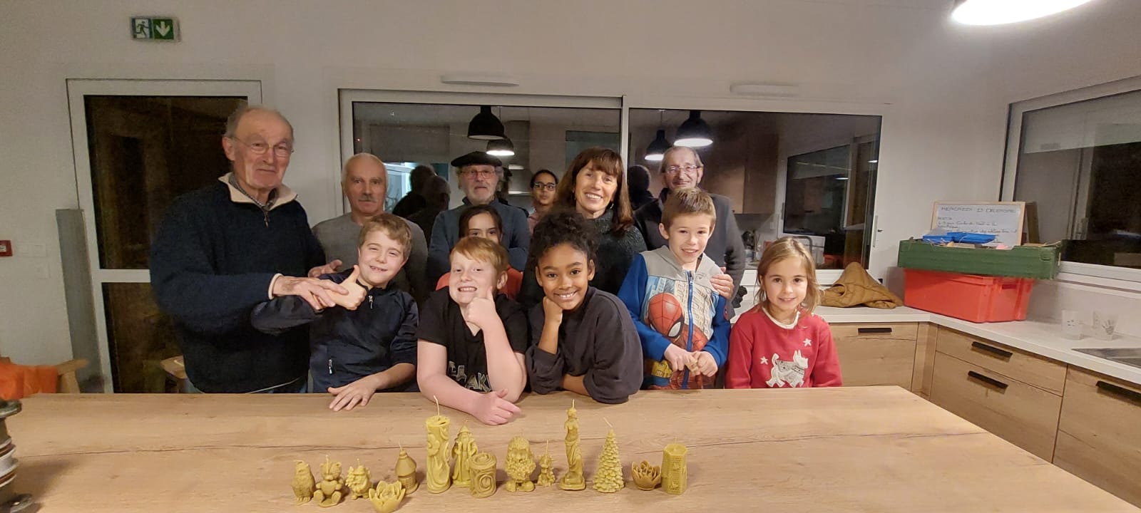 Un Moment Magique d'Apprentissage en Famille : Atelier de Fabrication de  Bougies en Cire d'Abeille à la Maison de l'Enfance de Billère - Maison de  l'Enfance de Billère