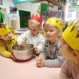Une journée créative et gourmande à la Maison de l’Enfance de Billère : galette, couronnes des rois et peinture hivernale