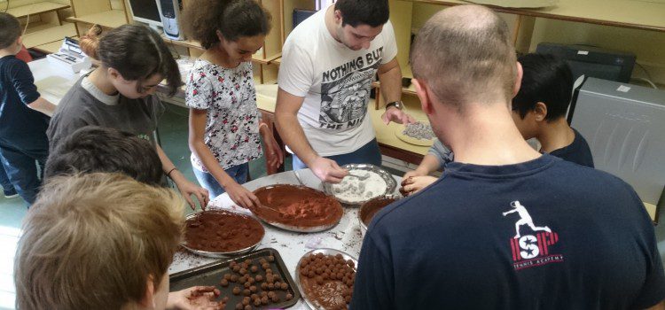 Et pendant ce temps là, les ados financent et travaillent sur leur projet. Et pendant ce temps là, les ados financent et travaillent sur leur projet.