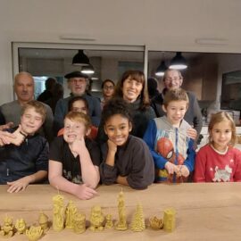 Un moment magique d’apprentissage en famille : atelier de fabrication de bougies en cire d’abeille à la Maison de l’Enfance de Billère