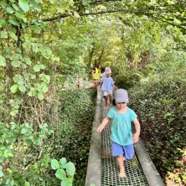 Le sentier des pieds nus avec les 3-4 ans